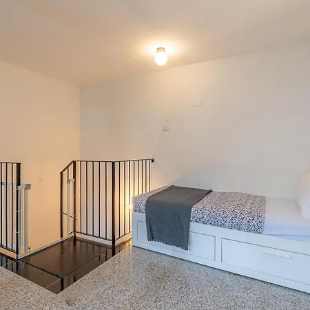 Apartman Moderno Loft A Due Passi Dal Lago